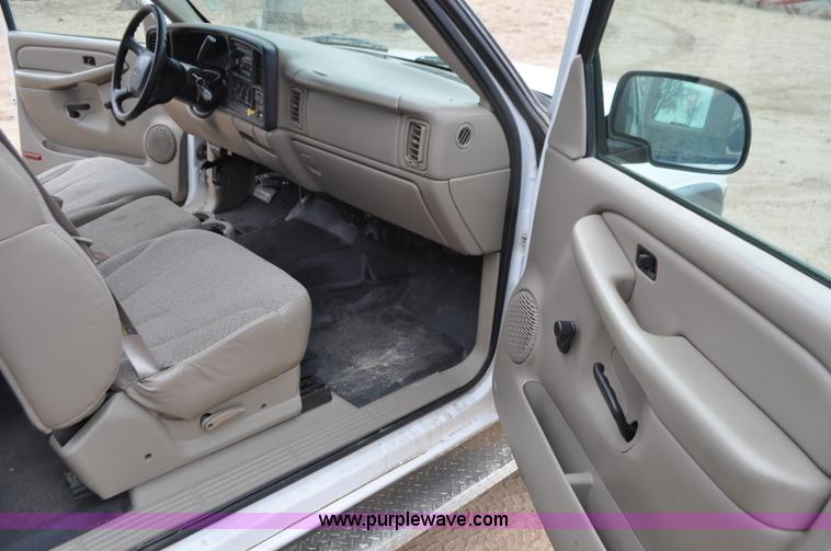 image for item G7348 2001 Chevrolet Silverado 2500HD Ext. Cab pickup truck