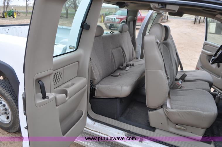 image for item G7348 2001 Chevrolet Silverado 2500HD Ext. Cab pickup truck