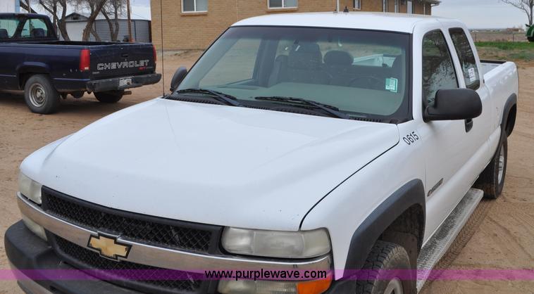 image for item G7348 2001 Chevrolet Silverado 2500HD Ext. Cab pickup truck