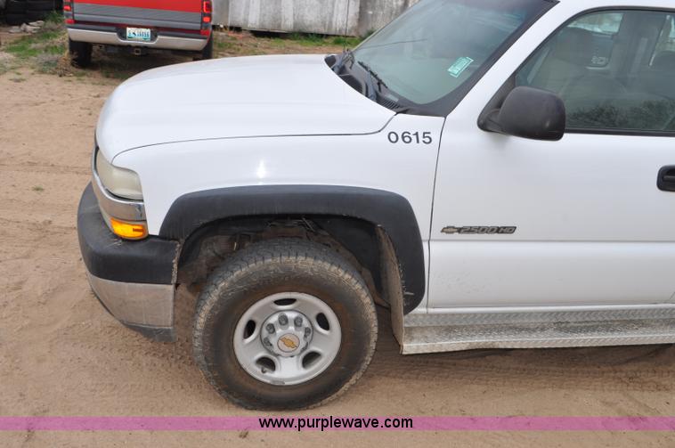 image for item G7348 2001 Chevrolet Silverado 2500HD Ext. Cab pickup truck