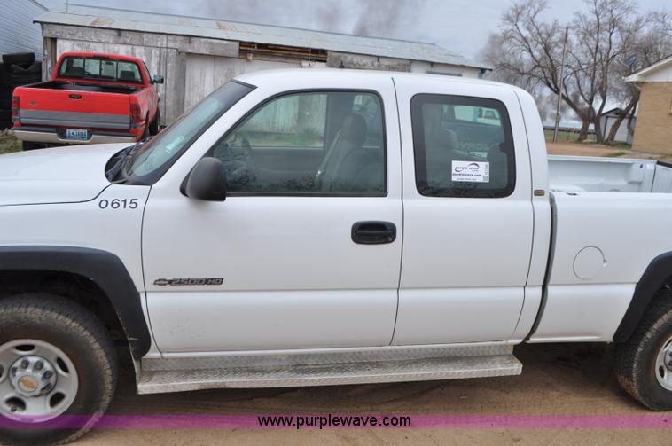 image for item G7348 2001 Chevrolet Silverado 2500HD Ext. Cab pickup truck