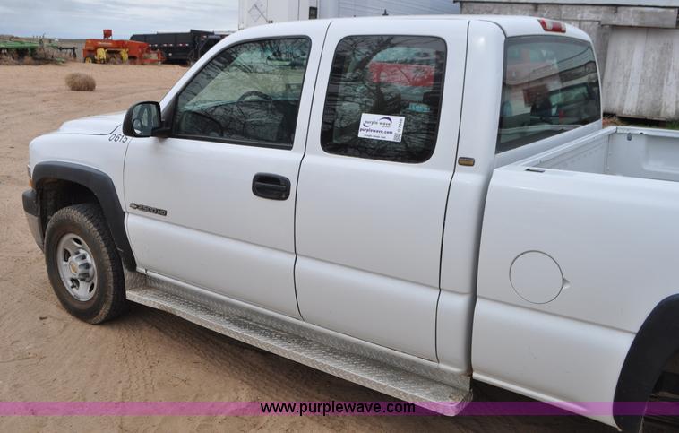 image for item G7348 2001 Chevrolet Silverado 2500HD Ext. Cab pickup truck