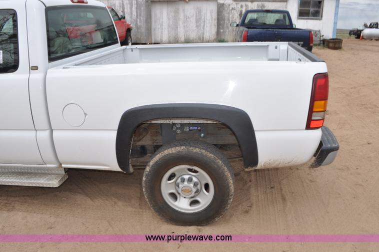 image for item G7348 2001 Chevrolet Silverado 2500HD Ext. Cab pickup truck