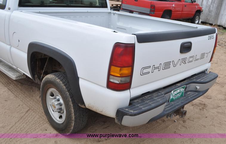 image for item G7348 2001 Chevrolet Silverado 2500HD Ext. Cab pickup truck