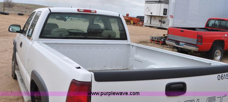 image for item G7348 2001 Chevrolet Silverado 2500HD Ext. Cab pickup truck