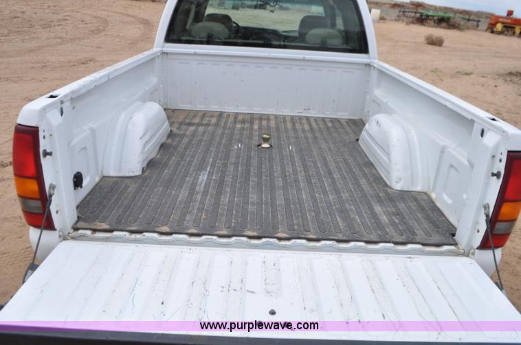 image for item G7348 2001 Chevrolet Silverado 2500HD Ext. Cab pickup truck