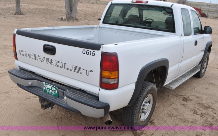 image for item G7348 2001 Chevrolet Silverado 2500HD Ext. Cab pickup truck