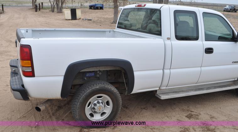 image for item G7348 2001 Chevrolet Silverado 2500HD Ext. Cab pickup truck