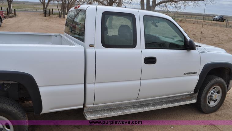 image for item G7348 2001 Chevrolet Silverado 2500HD Ext. Cab pickup truck