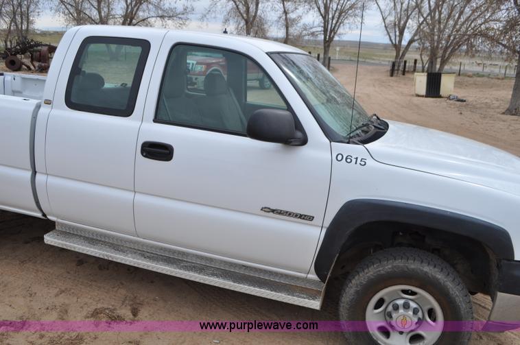 image for item G7348 2001 Chevrolet Silverado 2500HD Ext. Cab pickup truck