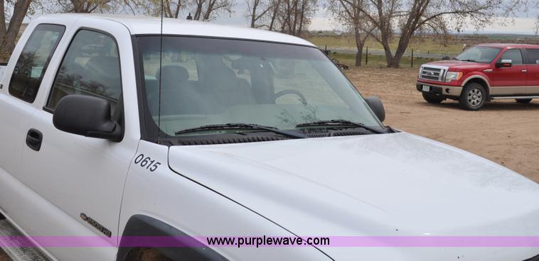 image for item G7348 2001 Chevrolet Silverado 2500HD Ext. Cab pickup truck