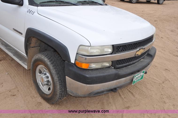 image for item G7348 2001 Chevrolet Silverado 2500HD Ext. Cab pickup truck