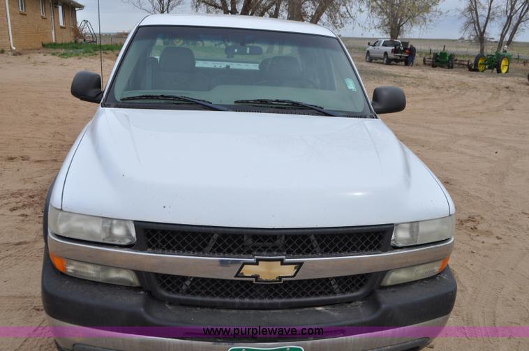image for item G7348 2001 Chevrolet Silverado 2500HD Ext. Cab pickup truck