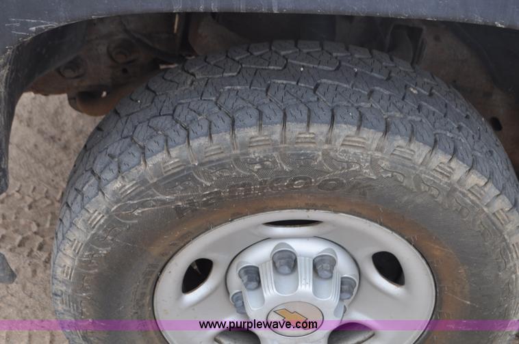 image for item G7348 2001 Chevrolet Silverado 2500HD Ext. Cab pickup truck