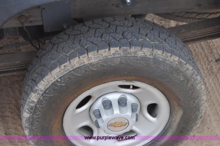 image for item G7348 2001 Chevrolet Silverado 2500HD Ext. Cab pickup truck