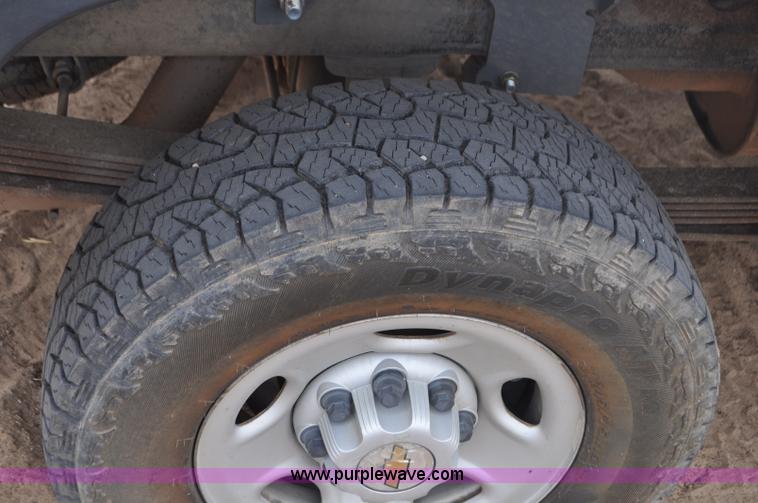 image for item G7348 2001 Chevrolet Silverado 2500HD Ext. Cab pickup truck