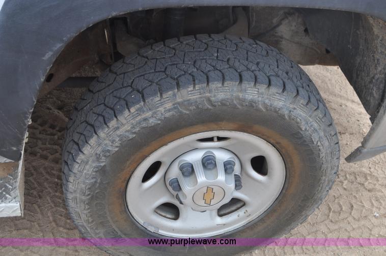 image for item G7348 2001 Chevrolet Silverado 2500HD Ext. Cab pickup truck