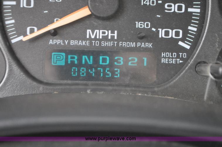 image for item G7348 2001 Chevrolet Silverado 2500HD Ext. Cab pickup truck