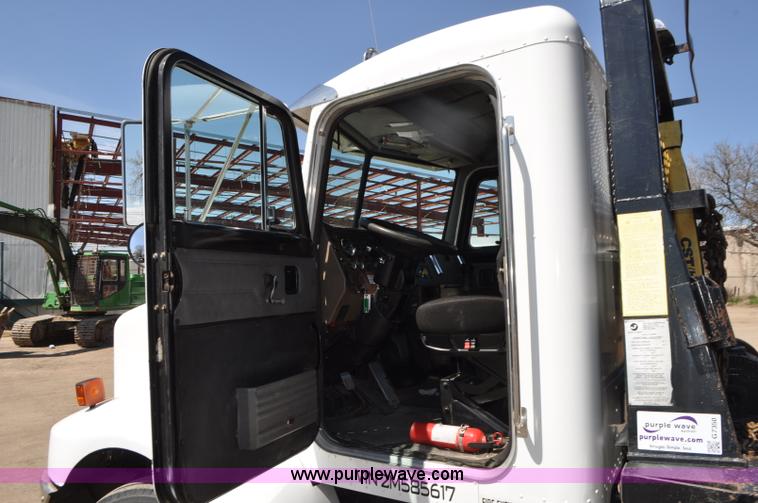 image for item G7350 2002 Peterbilt 330 rollback truck