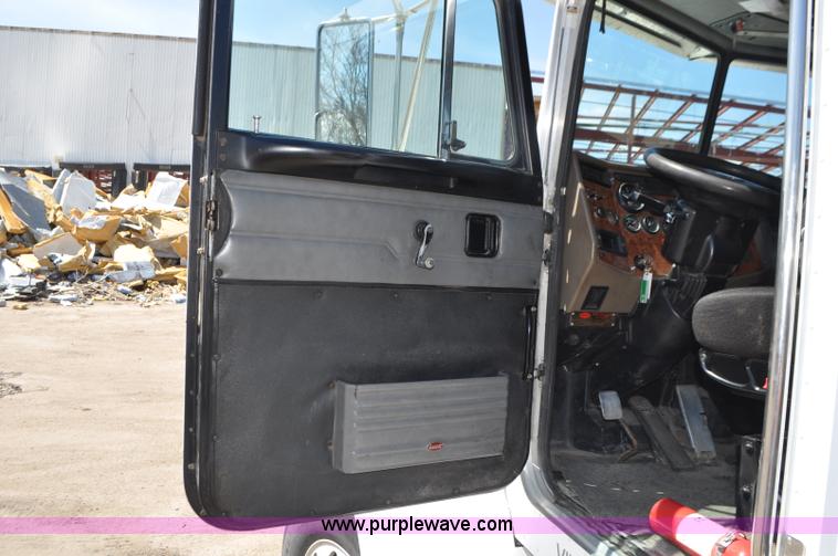 image for item G7350 2002 Peterbilt 330 rollback truck