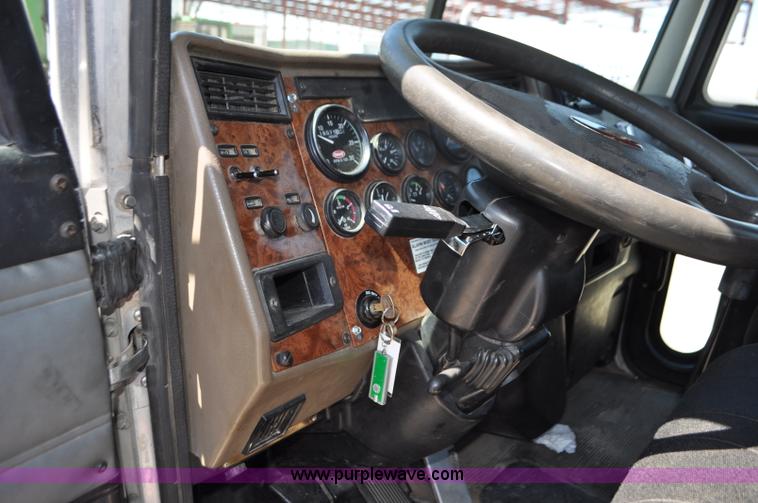 image for item G7350 2002 Peterbilt 330 rollback truck