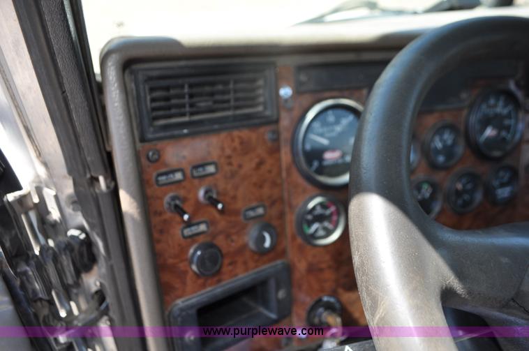 image for item G7350 2002 Peterbilt 330 rollback truck