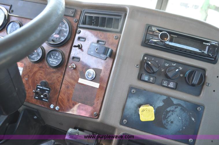 image for item G7350 2002 Peterbilt 330 rollback truck