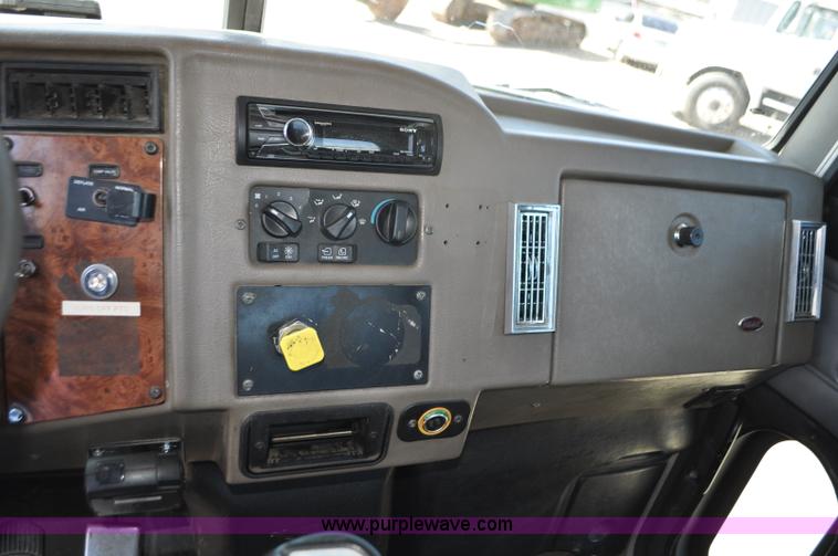 image for item G7350 2002 Peterbilt 330 rollback truck