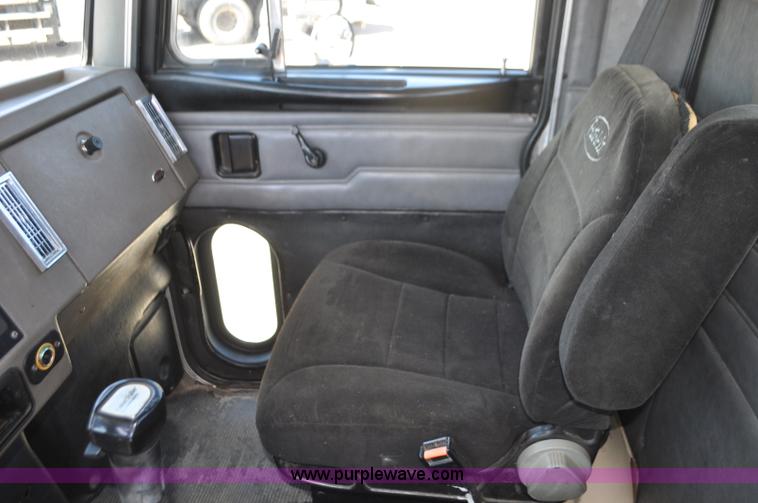 image for item G7350 2002 Peterbilt 330 rollback truck