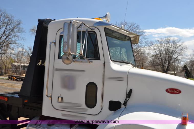 image for item G7350 2002 Peterbilt 330 rollback truck