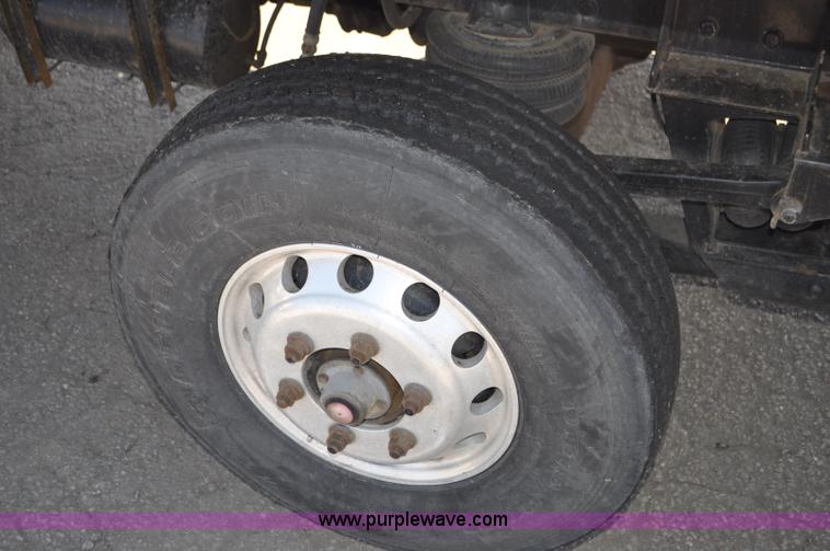 image for item G7350 2002 Peterbilt 330 rollback truck