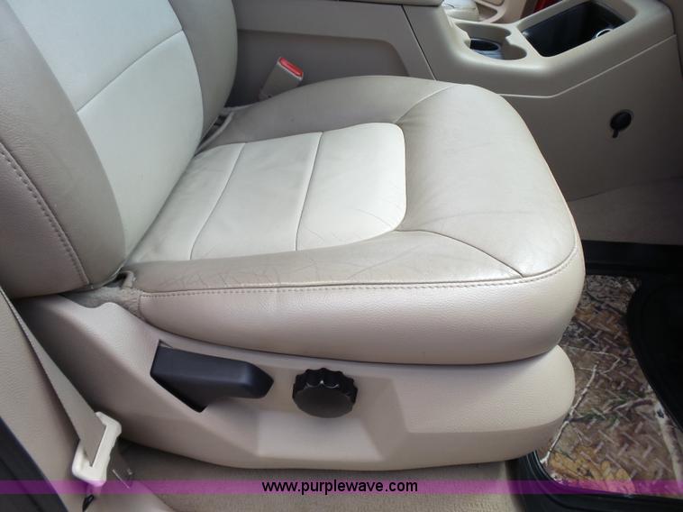 image for item J4116 2006 Ford Expedition Eddie Bauer SUV