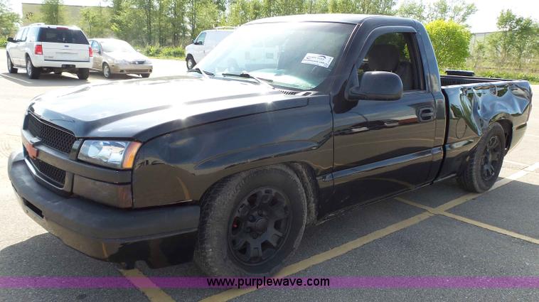 image for item J4129 2004 Chevrolet Silverado 1500 pickup truck