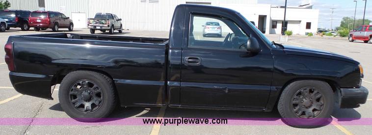 image for item J4129 2004 Chevrolet Silverado 1500 pickup truck