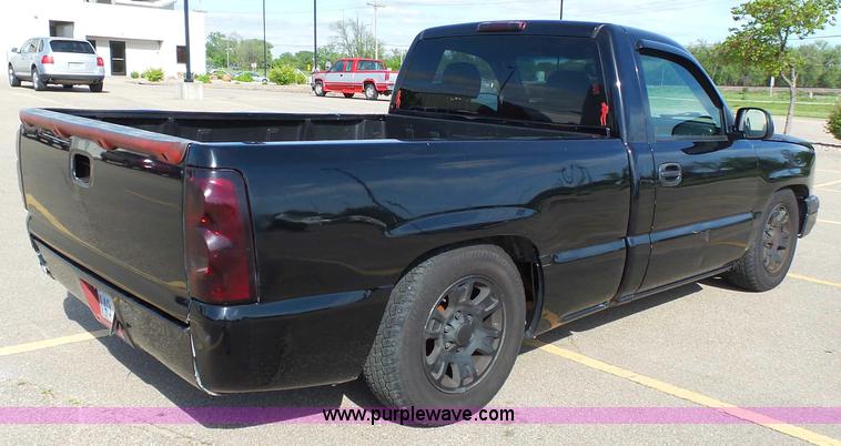 image for item J4129 2004 Chevrolet Silverado 1500 pickup truck