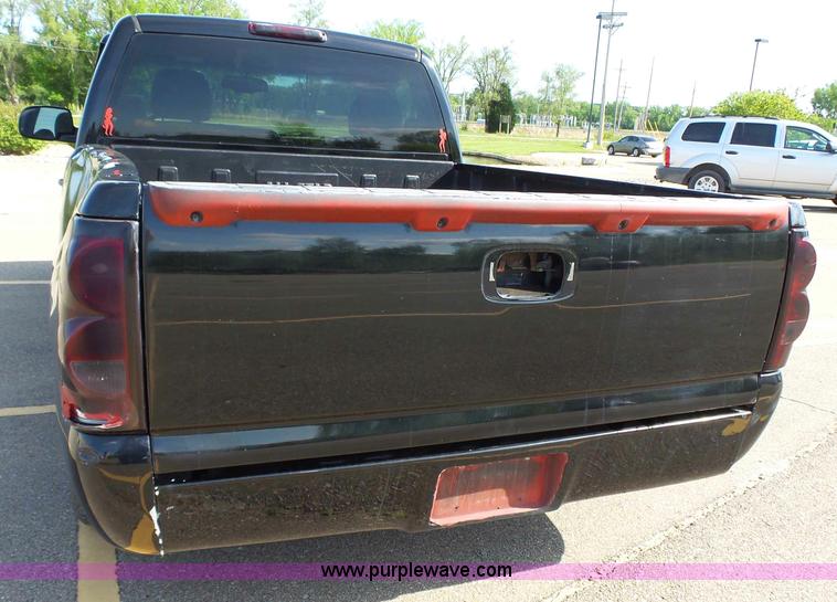image for item J4129 2004 Chevrolet Silverado 1500 pickup truck