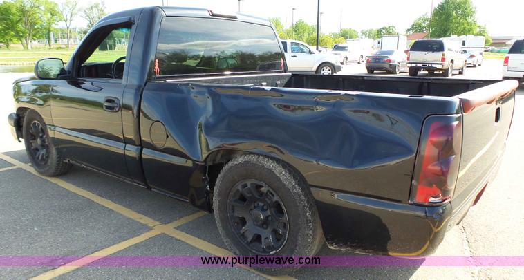 image for item J4129 2004 Chevrolet Silverado 1500 pickup truck