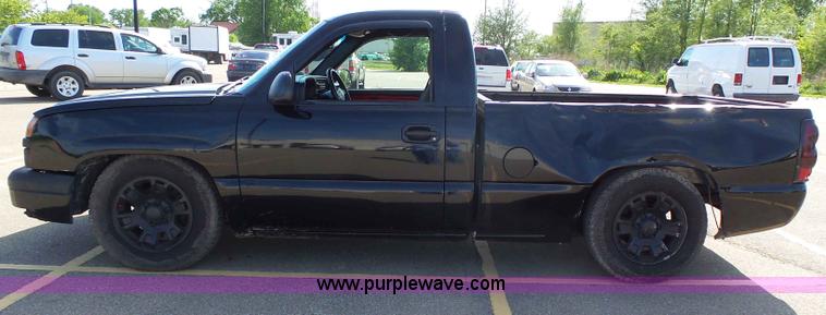 image for item J4129 2004 Chevrolet Silverado 1500 pickup truck