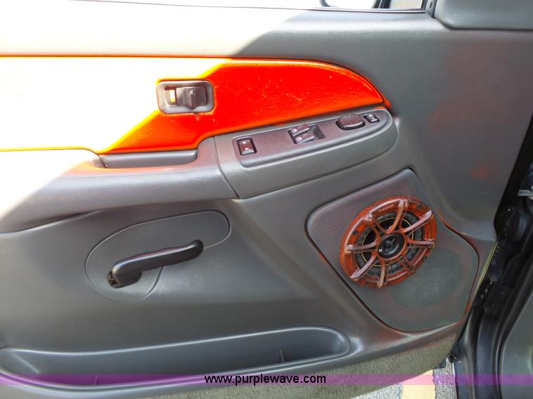 image for item J4129 2004 Chevrolet Silverado 1500 pickup truck