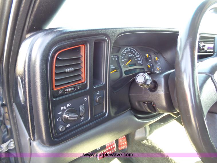 image for item J4129 2004 Chevrolet Silverado 1500 pickup truck