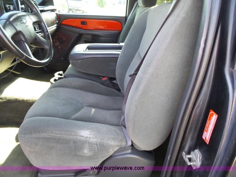 image for item J4129 2004 Chevrolet Silverado 1500 pickup truck