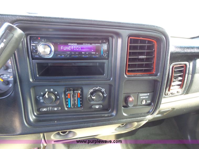 image for item J4129 2004 Chevrolet Silverado 1500 pickup truck