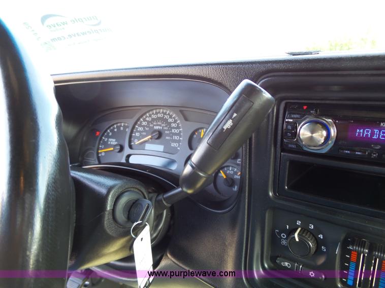 image for item J4129 2004 Chevrolet Silverado 1500 pickup truck