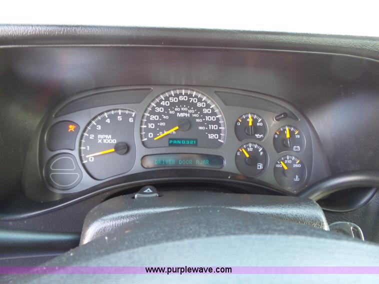 image for item J4129 2004 Chevrolet Silverado 1500 pickup truck