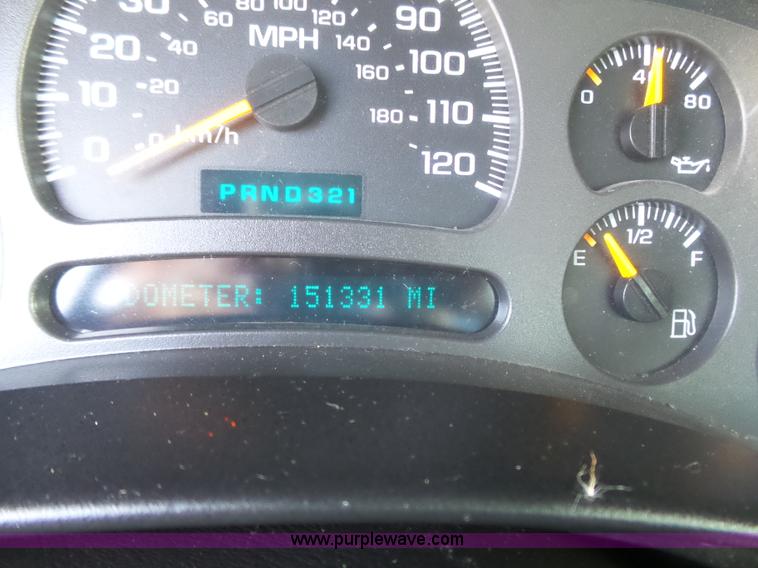 image for item J4129 2004 Chevrolet Silverado 1500 pickup truck