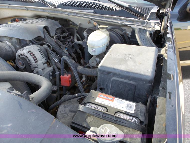 image for item J4129 2004 Chevrolet Silverado 1500 pickup truck