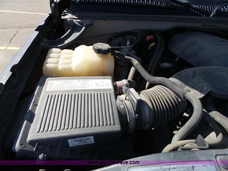 image for item J4129 2004 Chevrolet Silverado 1500 pickup truck