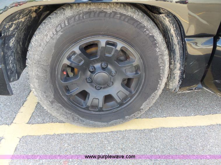 image for item J4129 2004 Chevrolet Silverado 1500 pickup truck