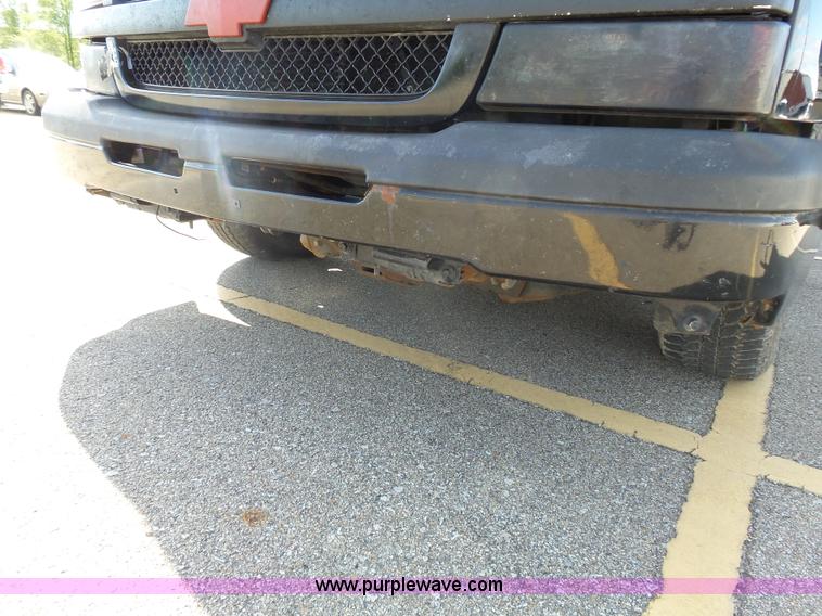 image for item J4129 2004 Chevrolet Silverado 1500 pickup truck