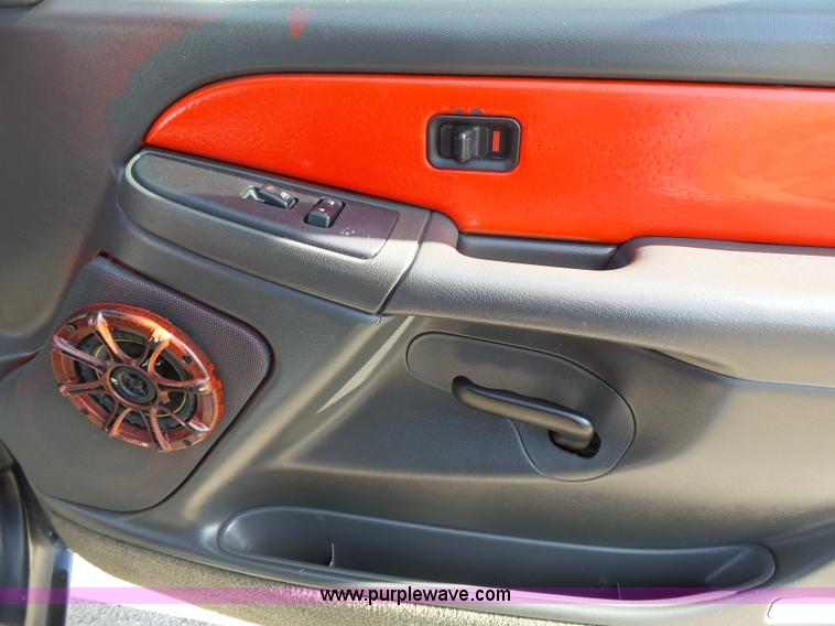 image for item J4129 2004 Chevrolet Silverado 1500 pickup truck